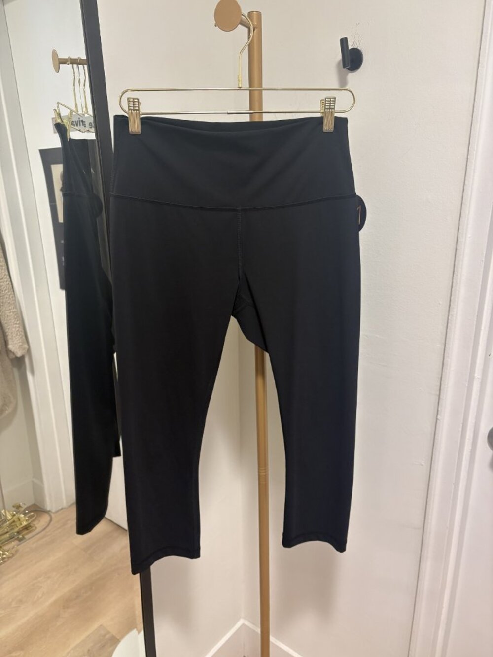 Black Lulu Lemon leggings semi-cropped size 10.